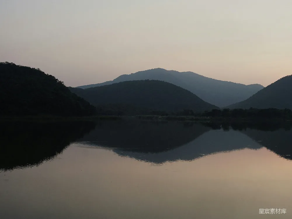 高清摄影  背景中有山的水域