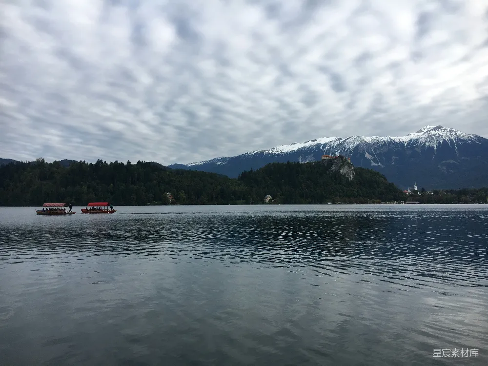 高清摄影 江天暮雪图中近山下水处白日晴空下的小船