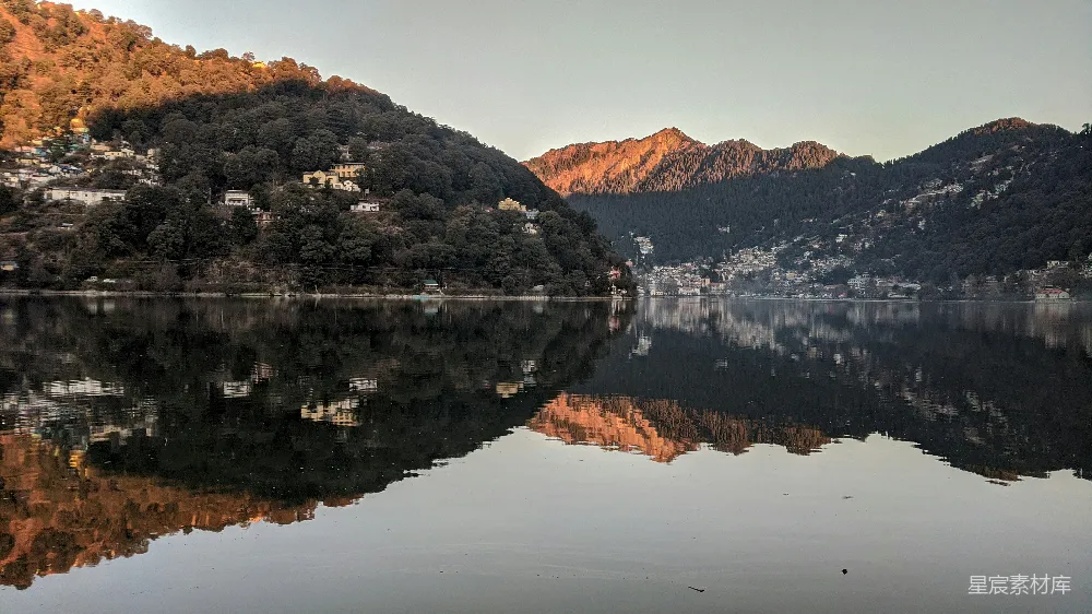 高清摄影  背景有山的湖泊
