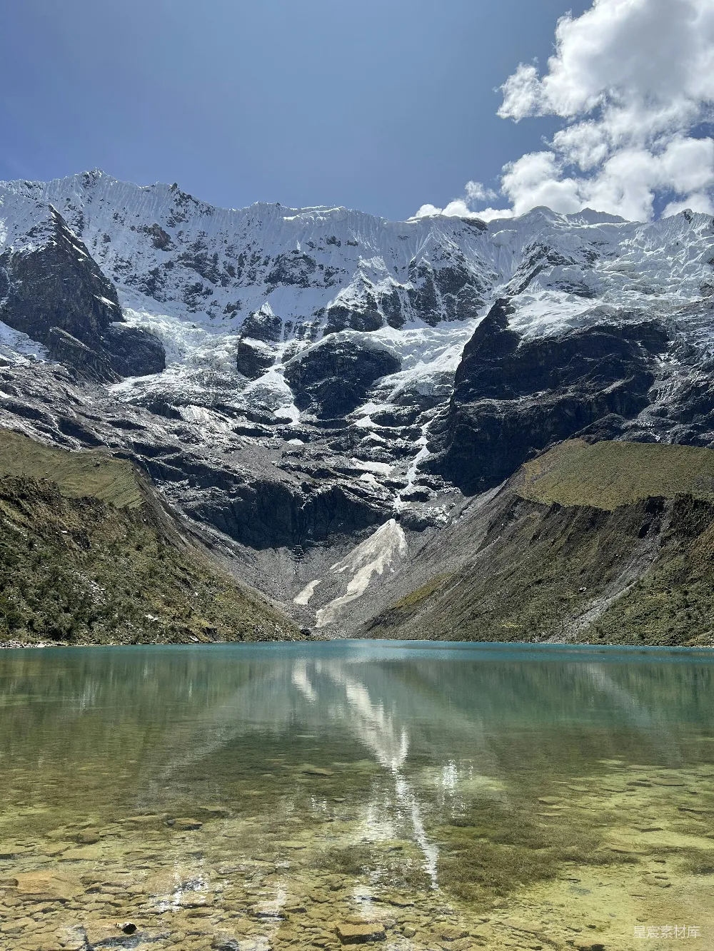 高清摄影 山脉在湖面平静的水中倒影着。