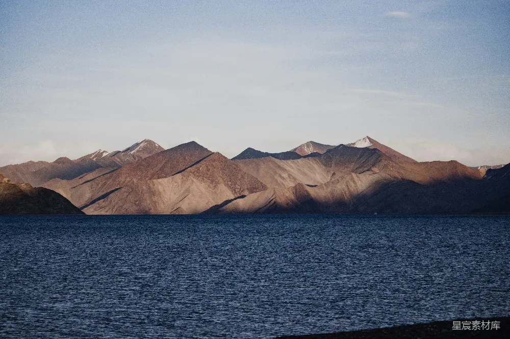 高清摄影 背景中有山的湖泊景色