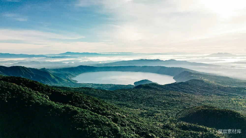 高清摄影 远处有一片山水的风景图