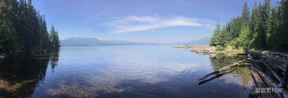 高清摄影  蓝天白云下平静的蓝海看山