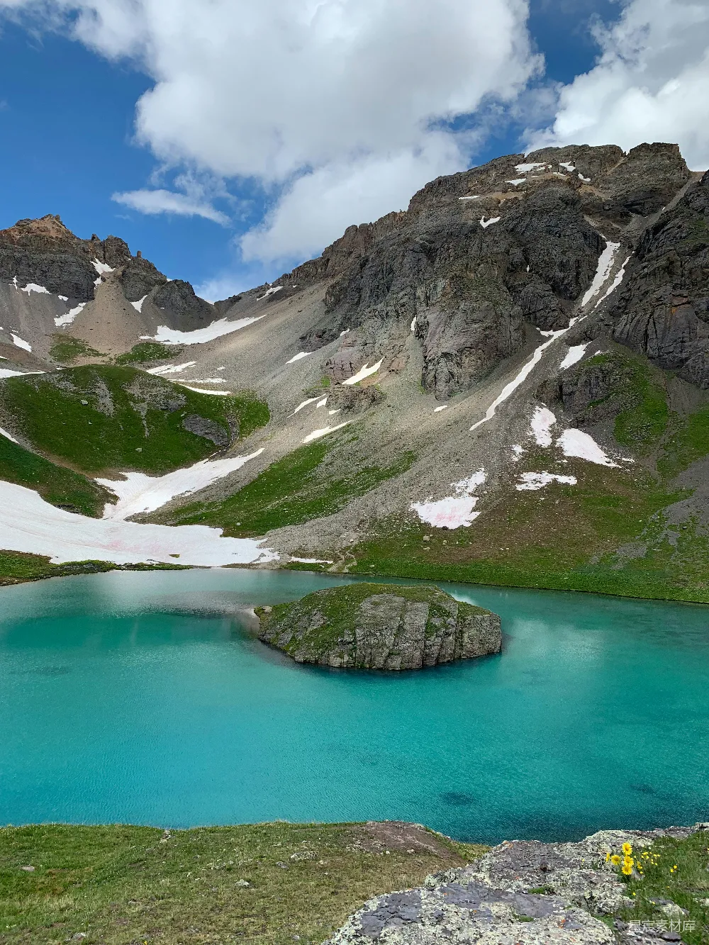 高清摄影 山 near 水体 under 云天