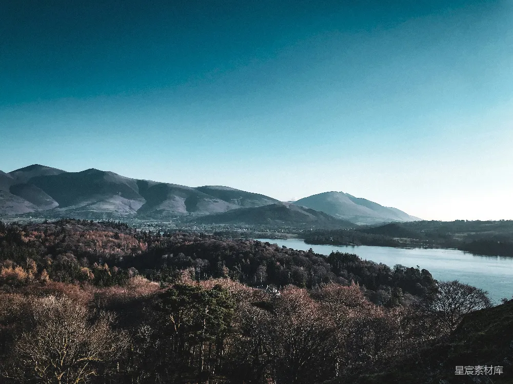 高清摄影 山间环绕的一处湖景