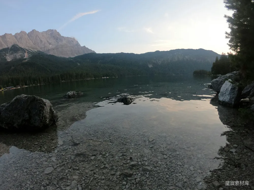高清摄影 环绕着山和岩石的一片水域