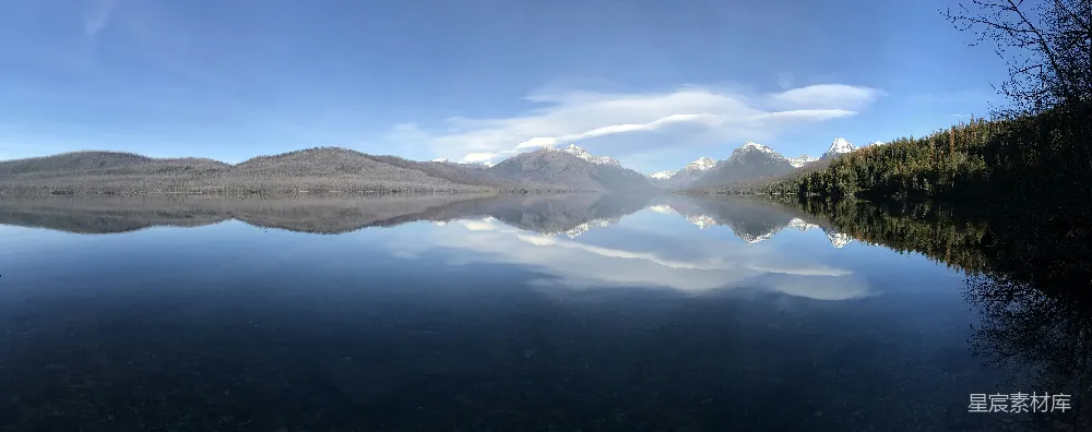 高清摄影 山间湖泊，蓝天映照下