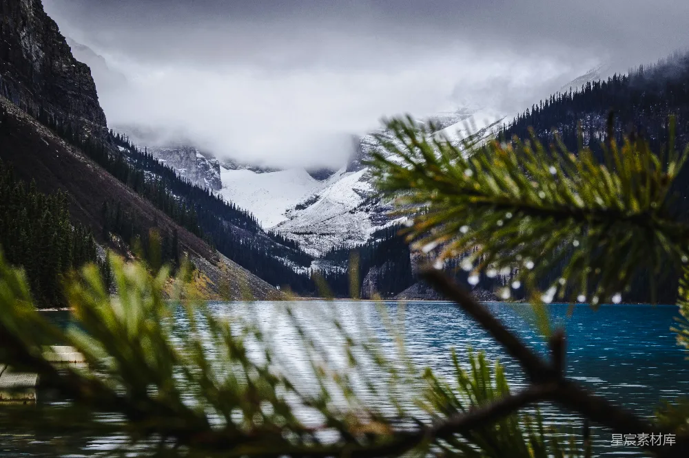 高清摄影  前景中一座山脉的风景