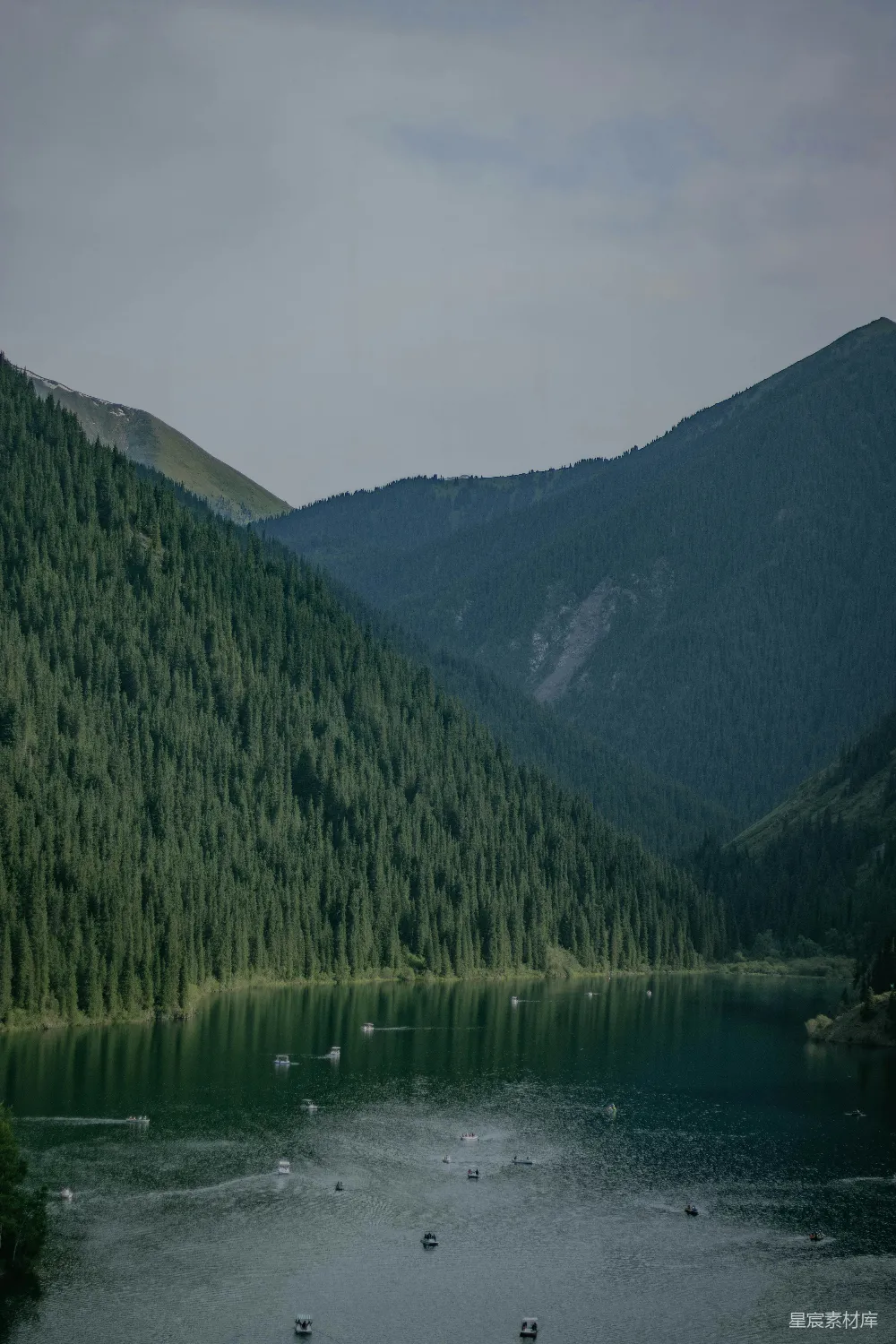 高清摄影 被山和树环绕的水域