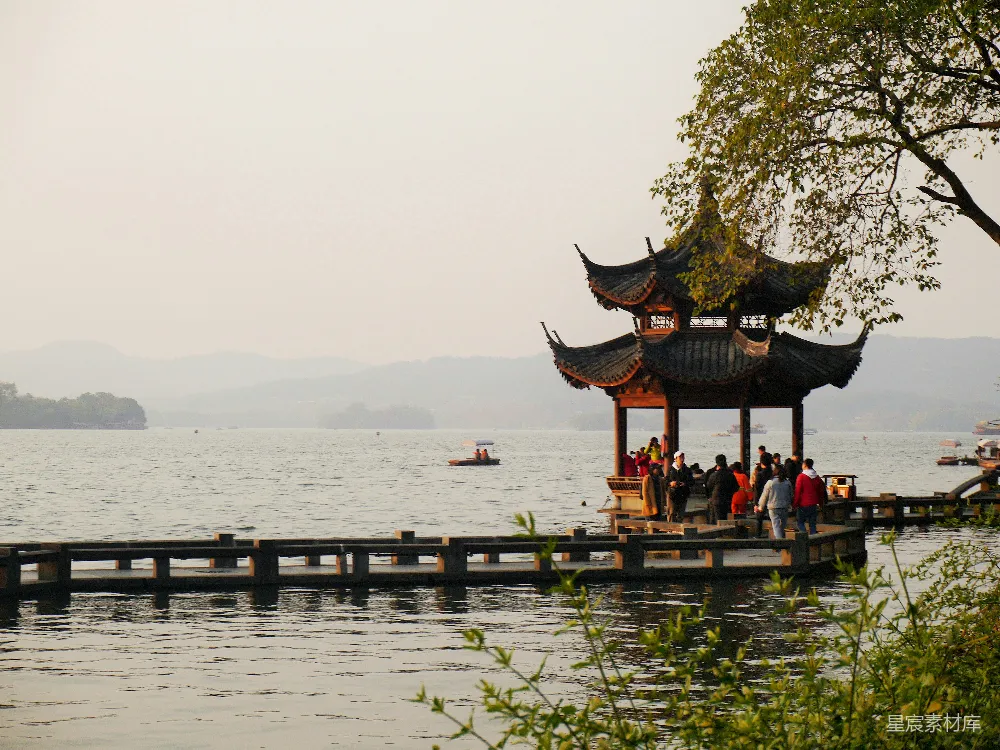 高清摄影 棕木码头上白天人们的场景