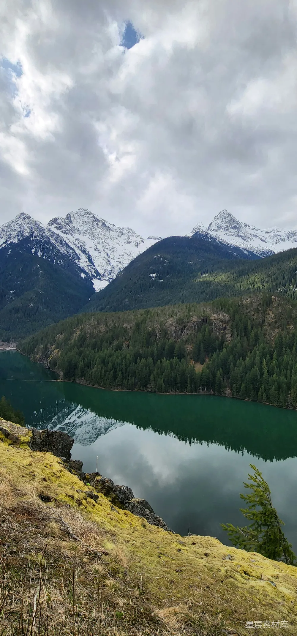 高清摄影  被山环绕的湖泊