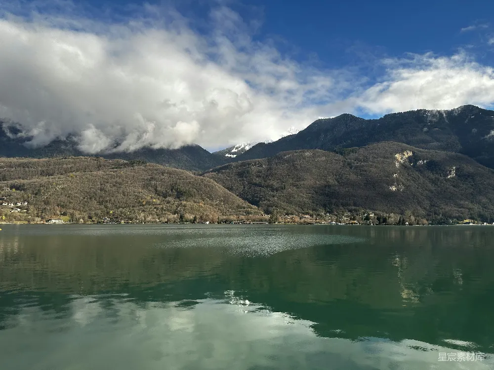高清摄影  背景中有山的水域