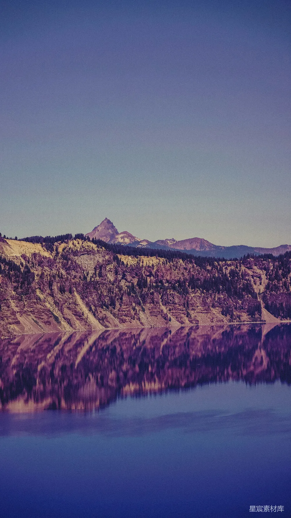 高清摄影 前景有一片湖泊的山脉景色