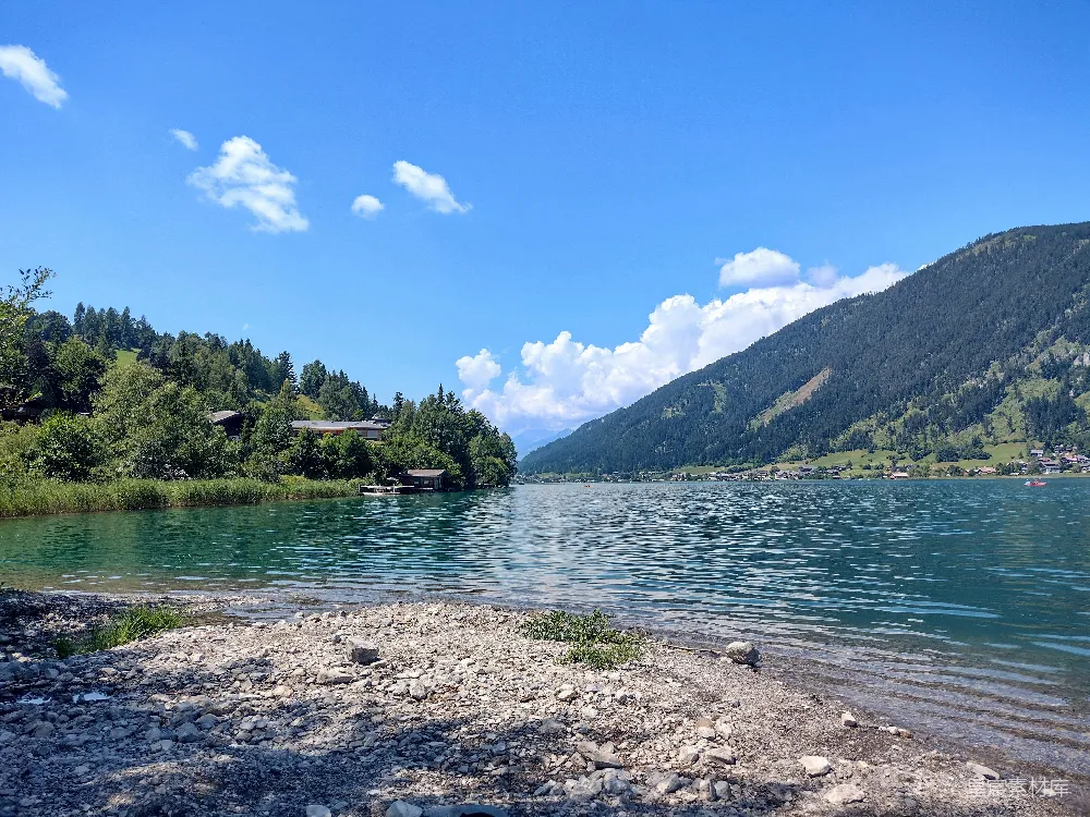 高清摄影 背景中有山的水域