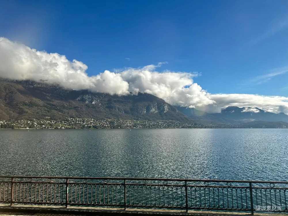 高清摄影  背景中有许多山的大片水域