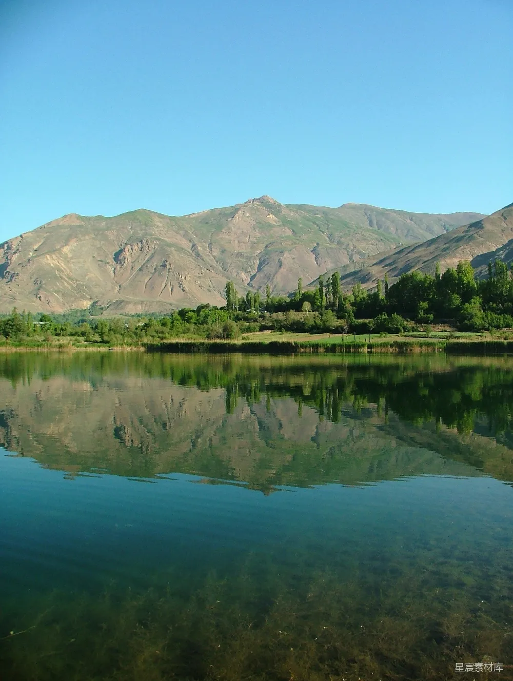 高清摄影 背景中有许多山的大型水域