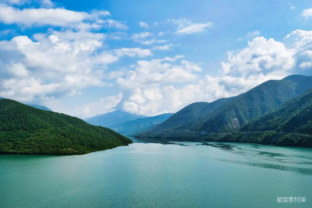 高清摄影 背景中有山的水域