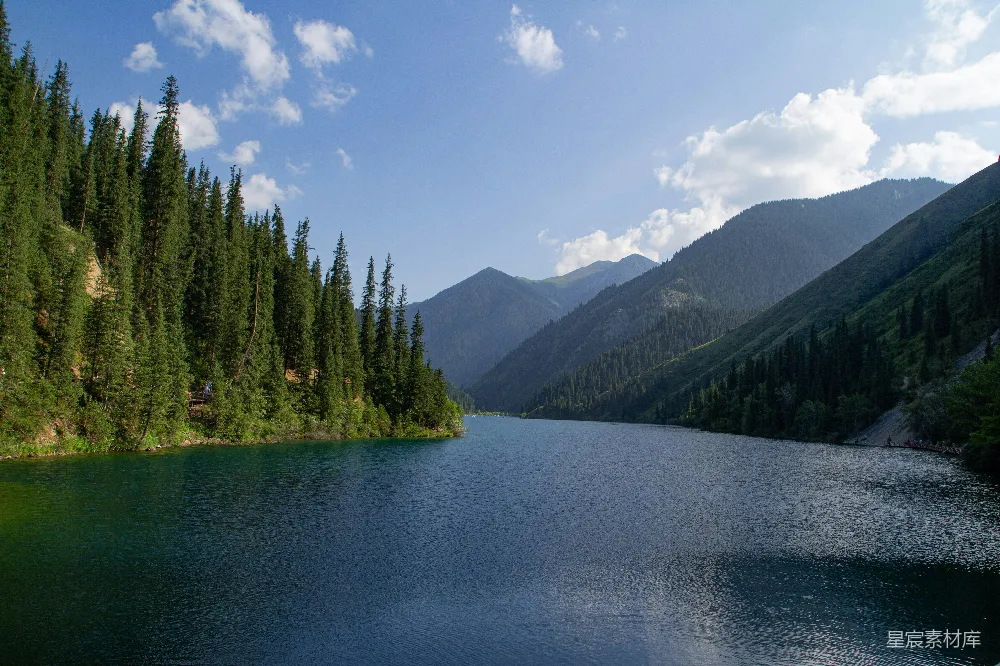 高清摄影  一座湖周围环绕着山和树木。