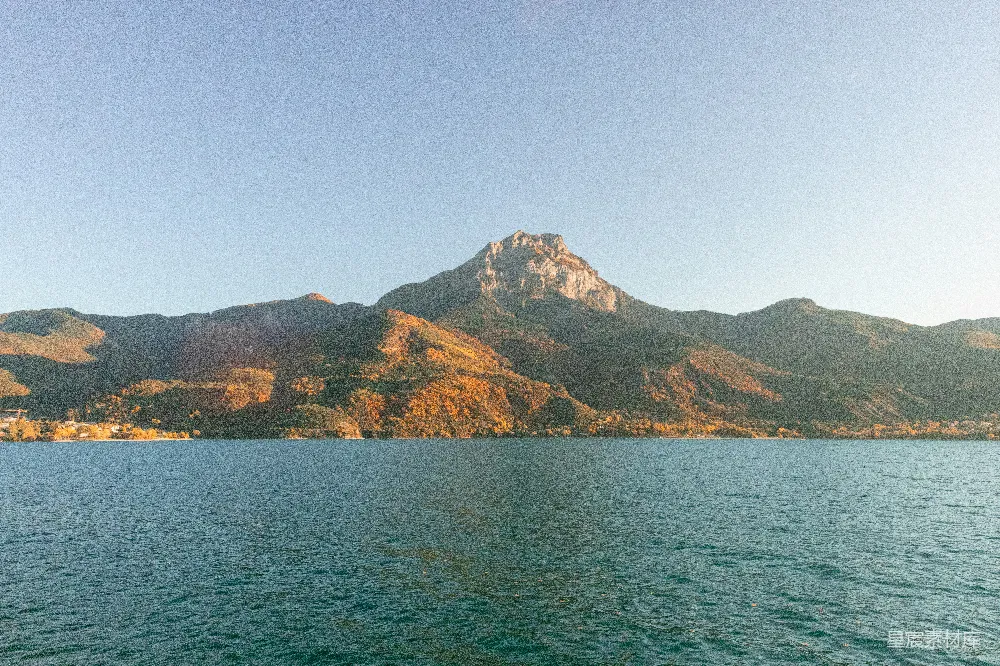高清摄影 背景中有许多山的一片水域