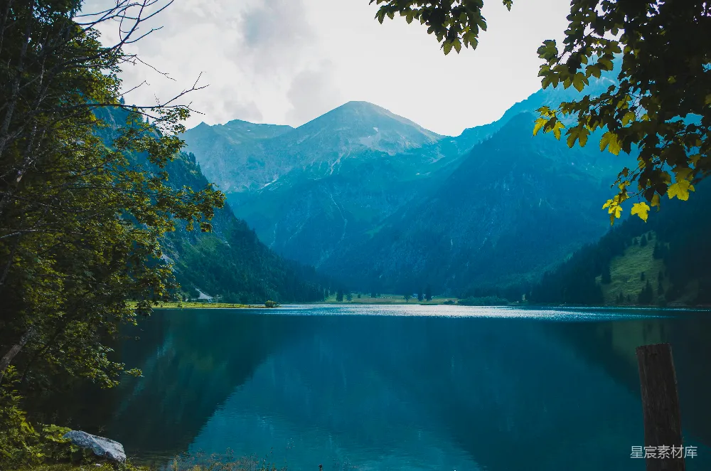 高清摄影 山绿水清昼景间
