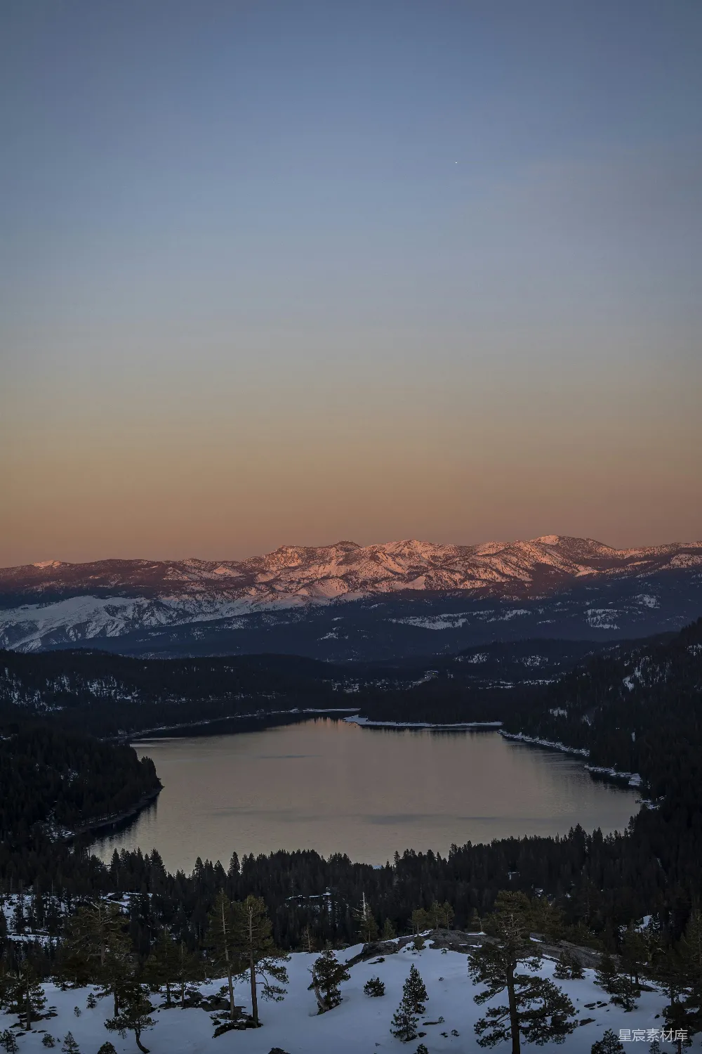 高清摄影 夕阳下环绕着白雪覆盖山峦的湖泊