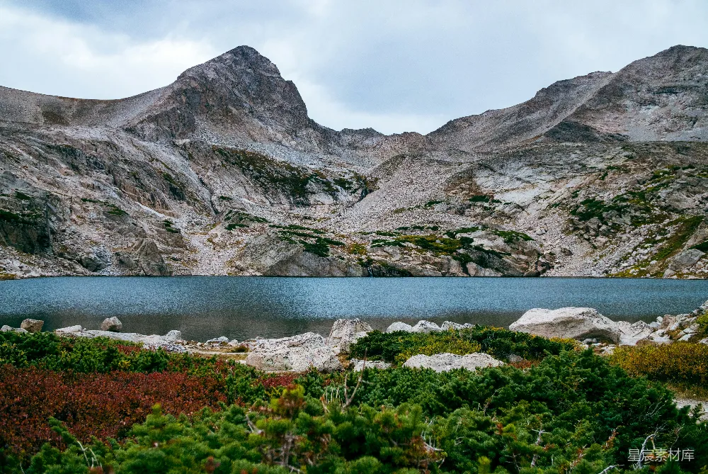 高清摄影 被山环绕的湖泊