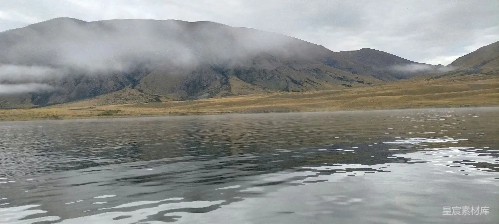 高清摄影 背景中有山的一片水域