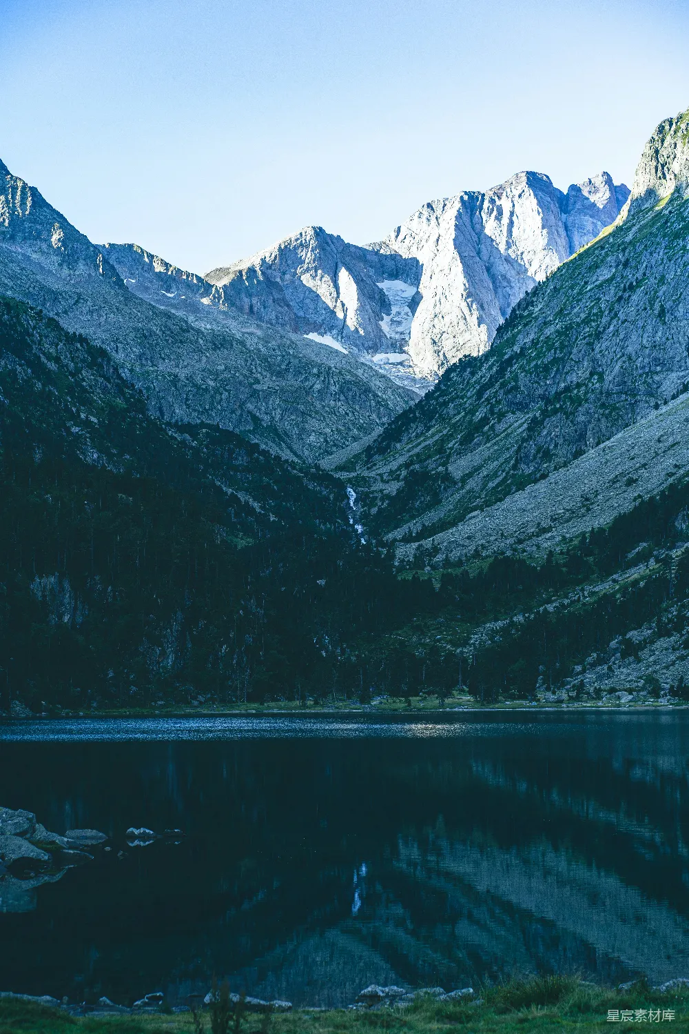 高清摄影 前景中有一座山脉与湖泊相对