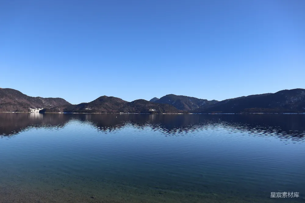 高清摄影  一片被山环绕的大片水域