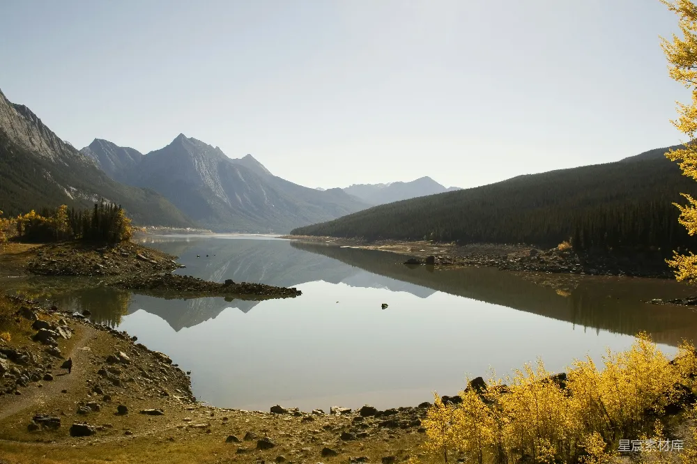 高清摄影 山中白天的湖