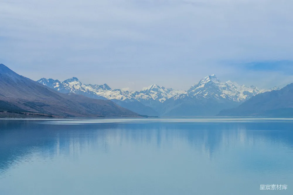 高清摄影 背景有山的一片水域，Aoraki/穆雷亚峰在远处。