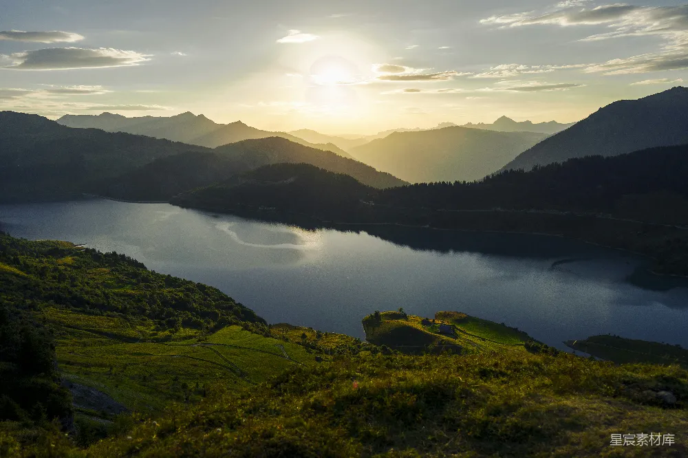 高清摄影 山间湖面上太阳正在落山