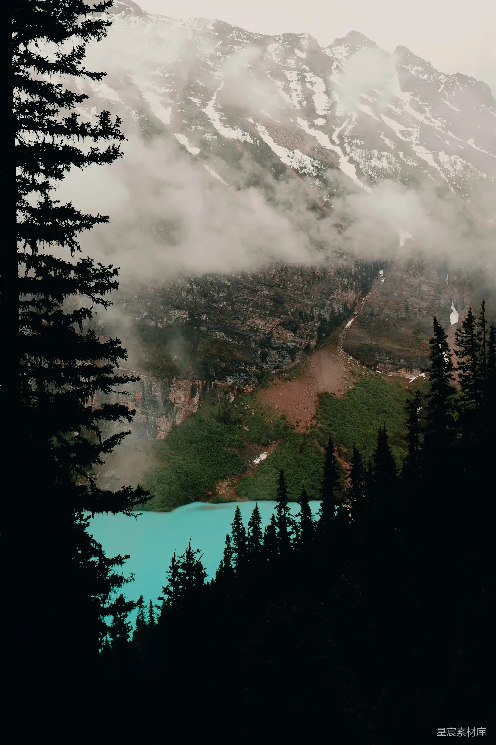 高清摄影 山脚下有一湖的景象