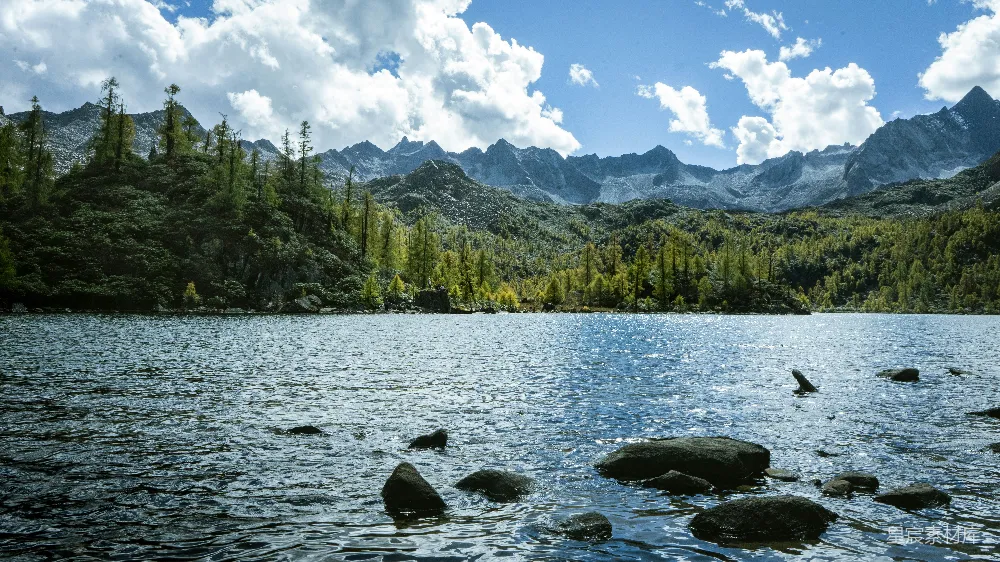 高清摄影 被山和树围绕的一片水域