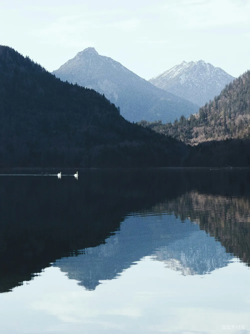 高清摄影 背景中有山的水域