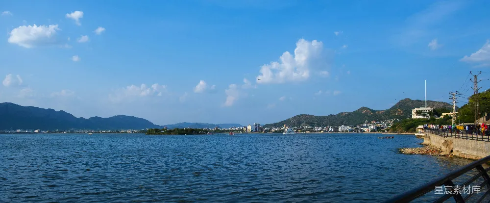 高清摄影 背景中有山的一片水域