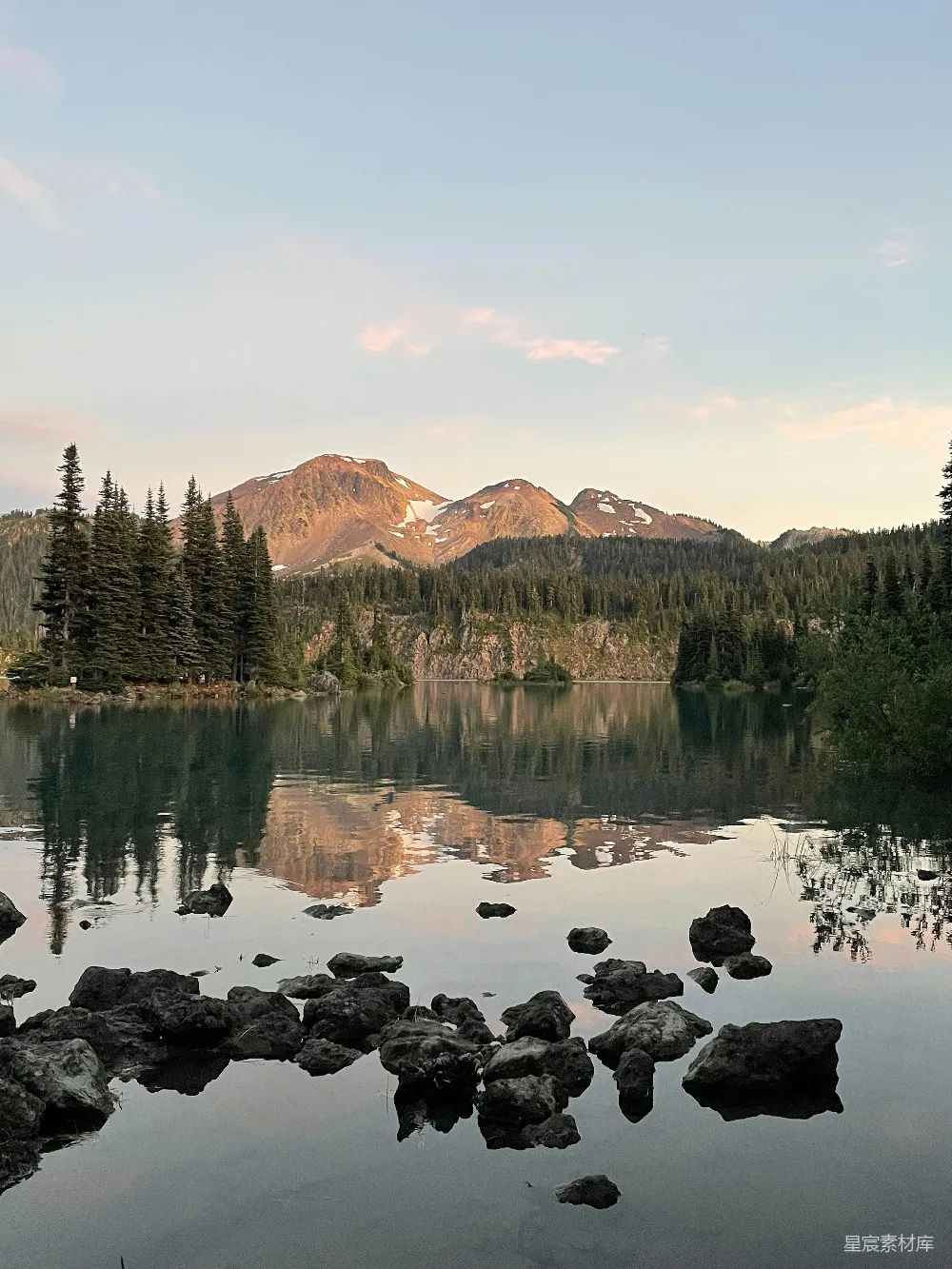 高清摄影 背景有树和山的湖泊