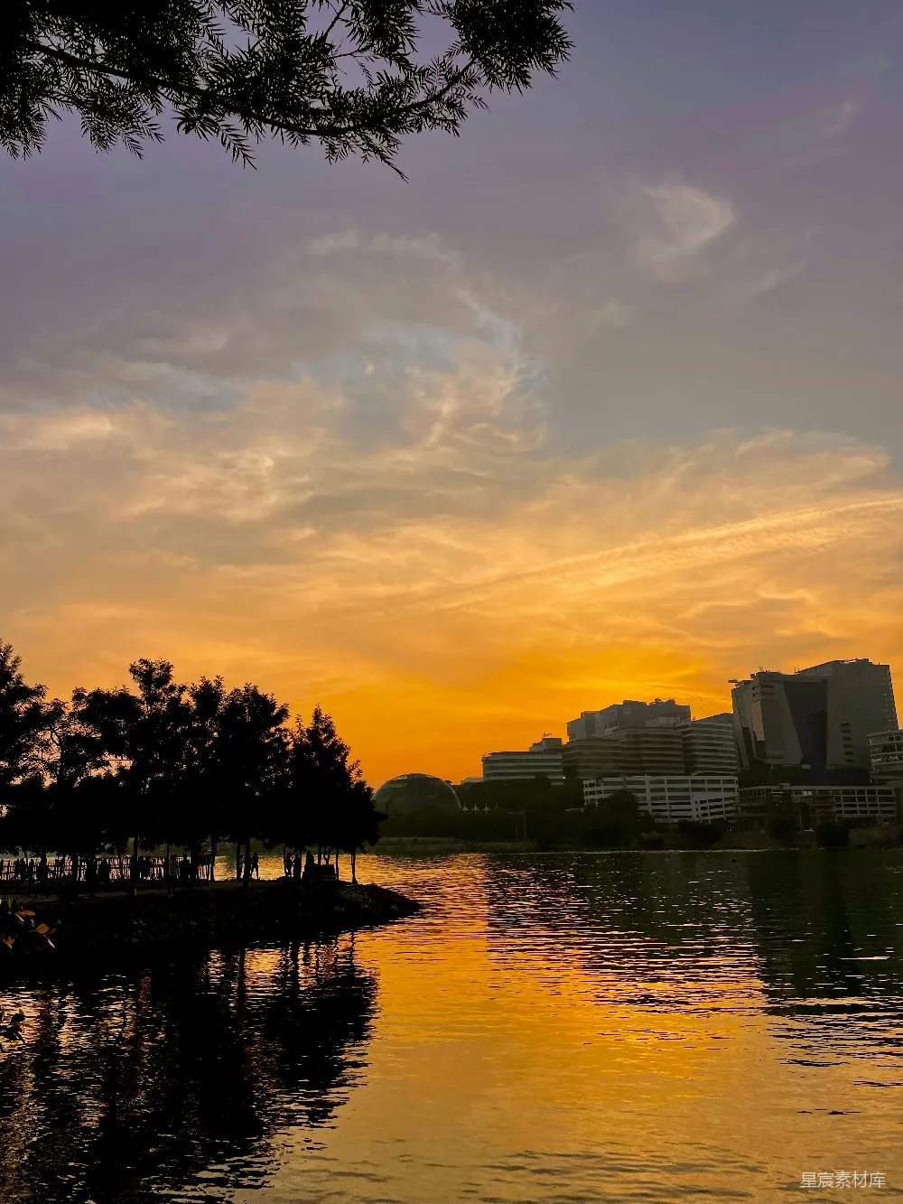 高清摄影 夕阳落下在一片水域之上
