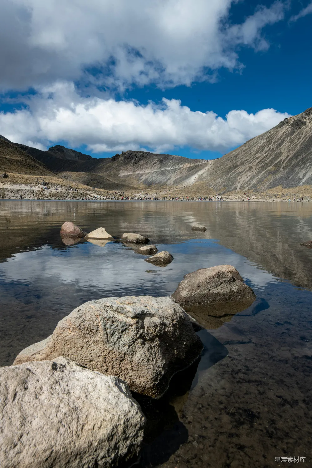 高清摄影 棕色和白色的山峦位于蓝天下的湖畔，在白天。