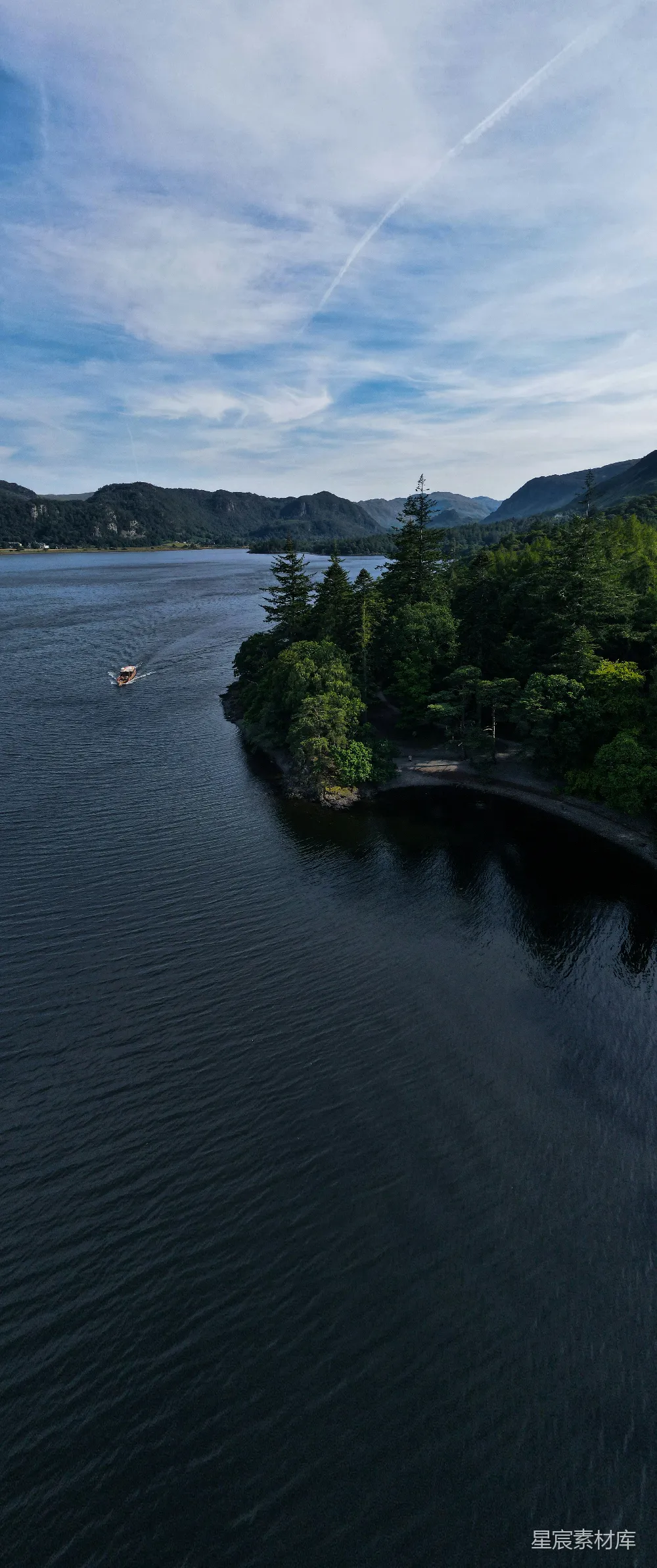 高清摄影 河边有树和山的背景