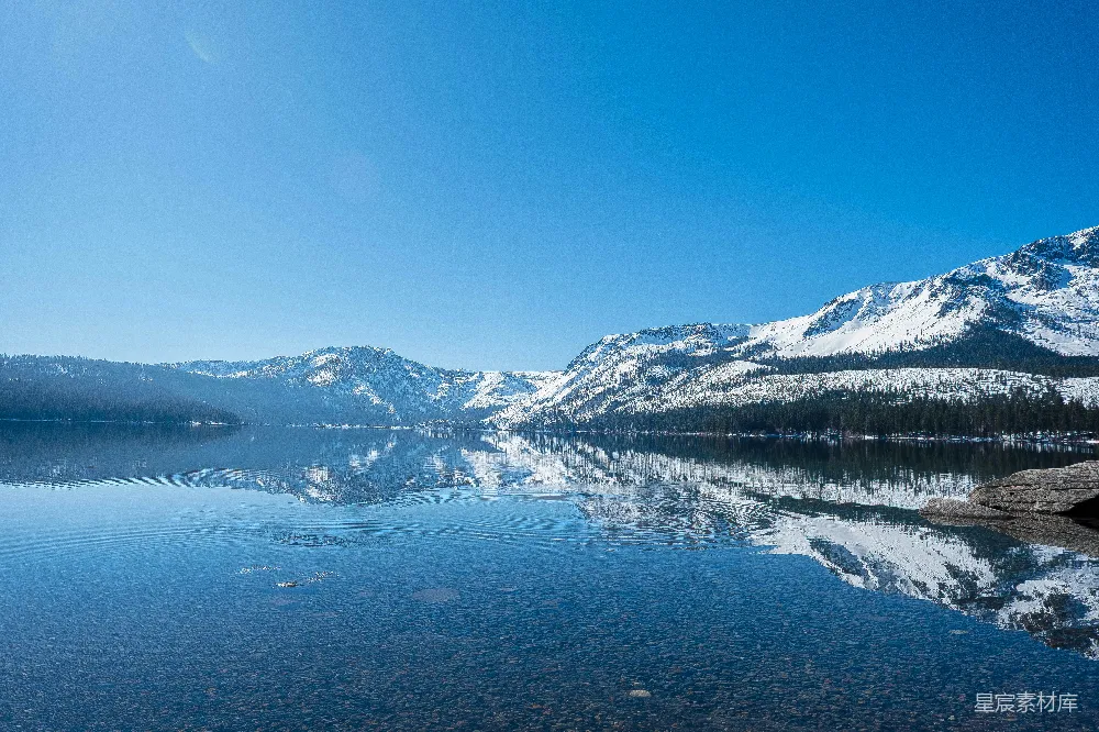 高清摄影 白天山脚下覆盖着白雪的湖泊附近