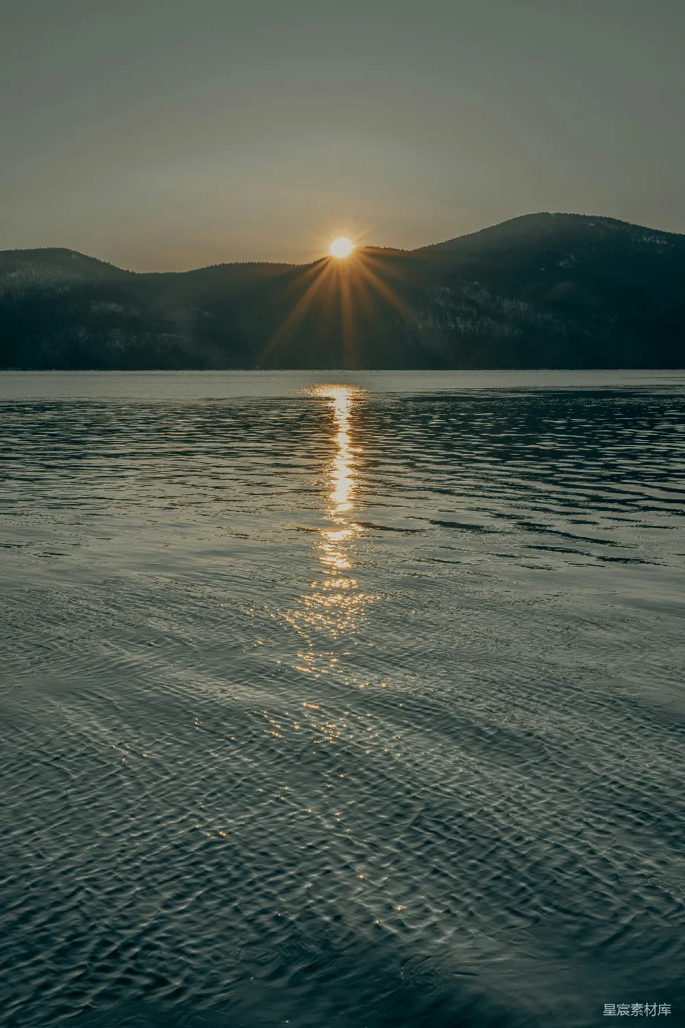 高清摄影  夕阳下的水域