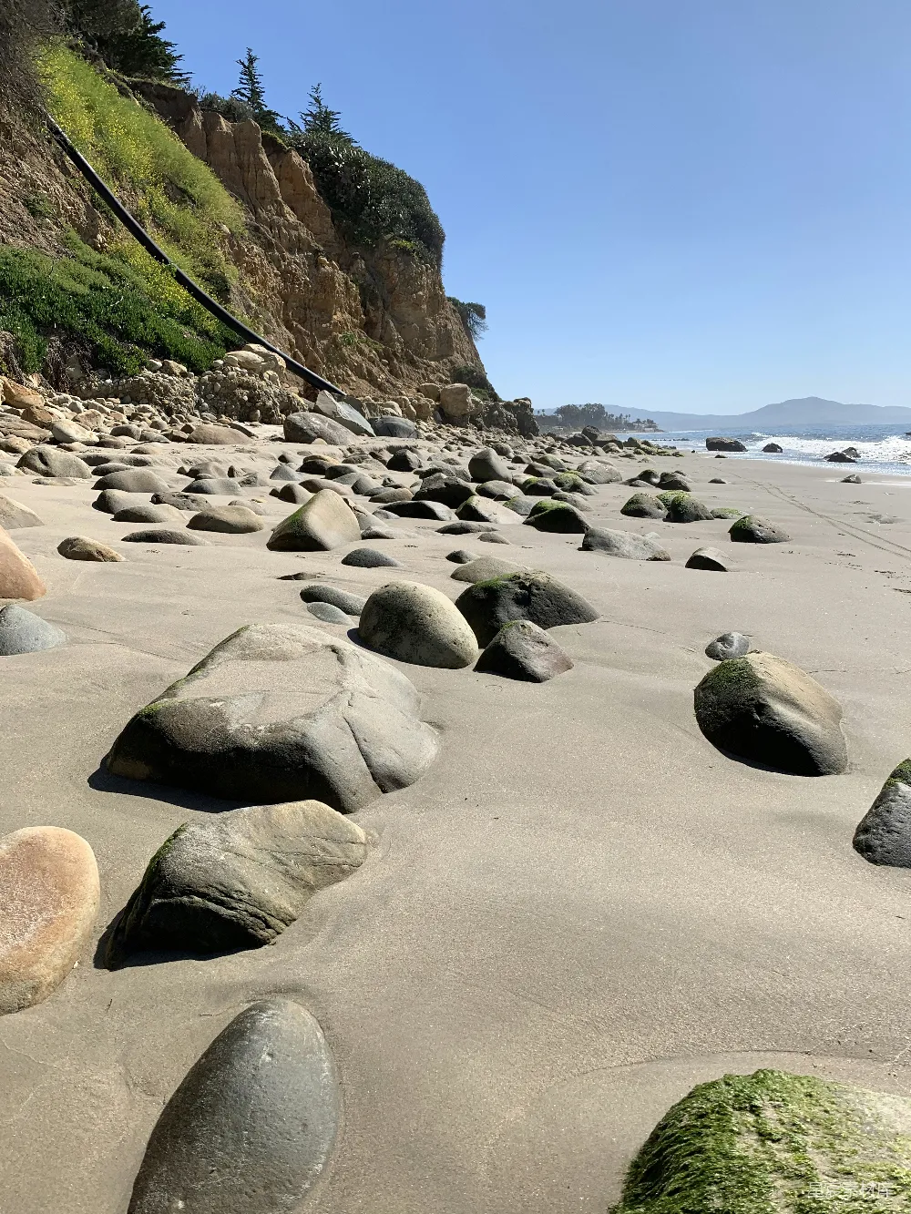 高清摄影  白天海滩岸边的黑白石头