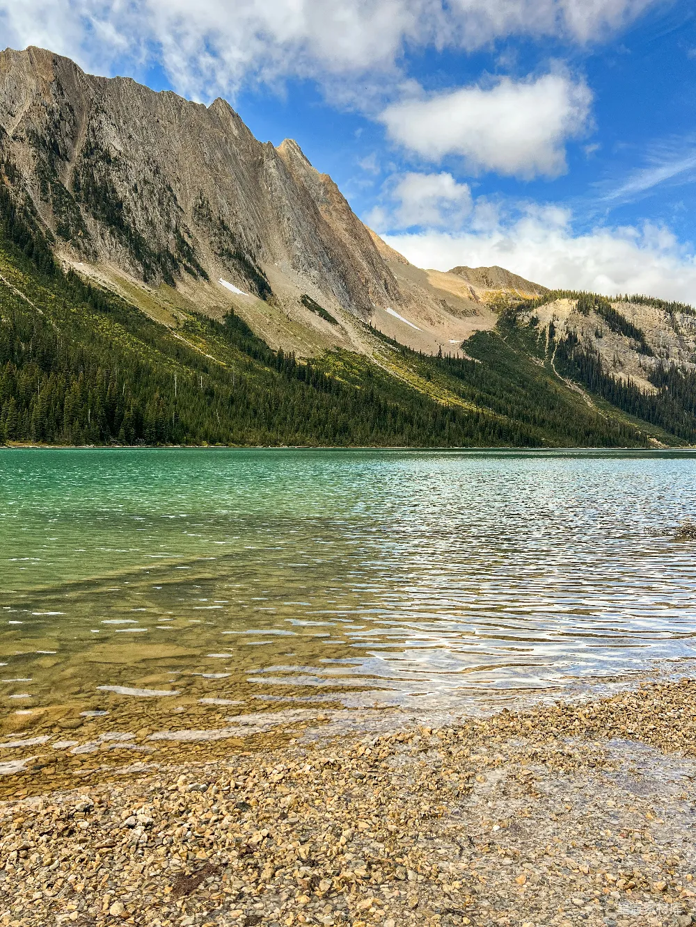 高清摄影 背景中有山的湖泊