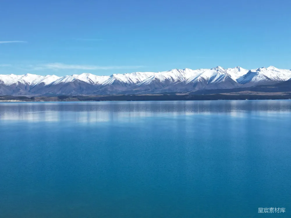 高清摄影 背景中有许多山的大型水域