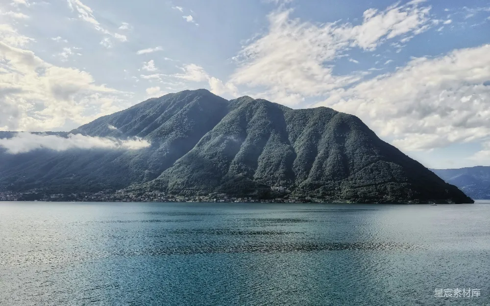 高清摄影 蓝湖位于山下，蓝天映照的白昼