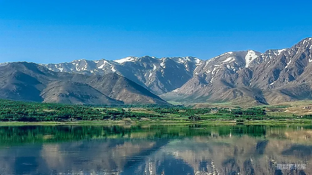高清摄影 山脉倒映在湖面的平静水中