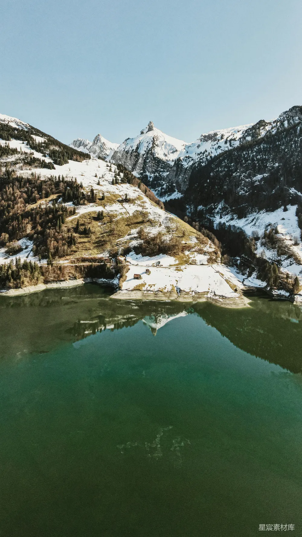 高清摄影 雪覆盖山脉中间的一湖