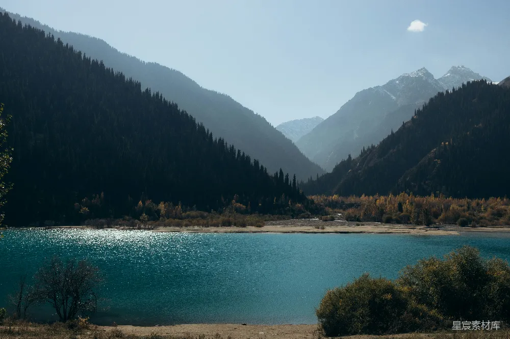 高清摄影 环绕着山的大片水域