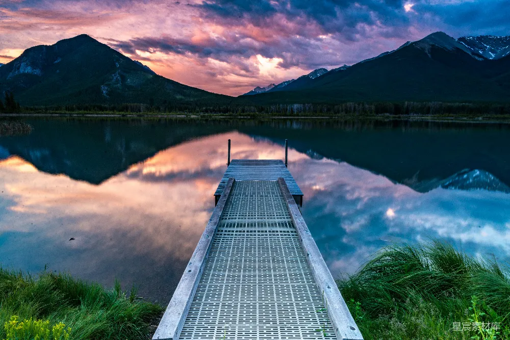 高清摄影 灰水灯靠近水域白天时的景象